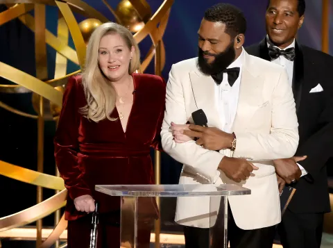 Christina Applegate emociona en los Emmy 2023 con su aparición tras el diagnóstico de esclerosis múltiple La emocionante reaparición de Christina Applegate en los Emmy 2023.