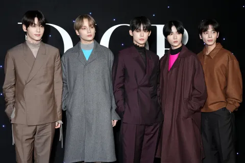 TXT, la banda de K-pop, hace historia en la Semana de la Moda de París TOMORROW X TOGETHER hace historia con Dior en la Semana de la Moda en París.