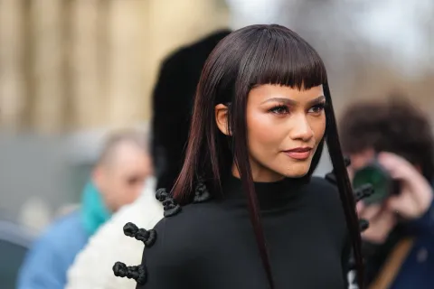 El mini flequillo tipo medusa que Zendaya impone como tendencia Zendaya durante la Semana de la Moda en París.
