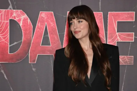 Dakota Johnson estrena la nueva colección de Versace en la premiere de Madame Web Dakota Johnson estrena la nueva colección de Versace en la premiere de Madame Web.