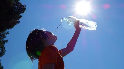 Alerta roja por altas temperaturas: los síntomas de un golpe de calor y cómo prevenirlo Golpe de calor: ¿cómo podés evitarlo?