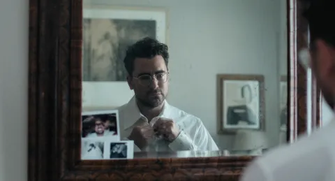 Despertar el duelo acaba de estrenar en Netflix: de qué se trata esta nueva película Dan Levy escribe, dirige y protagoniza esta dramedia romántica.