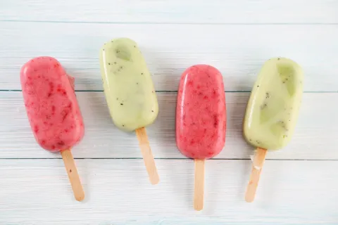 Helados de palito de Paulina Cocina: ideal para preparar con chicos Receta de helados de palito de Paulina Cocina.