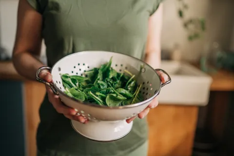 La vitamina que no puede faltar en tu dieta para generar colágeno Para lograr una buena síntesis de colágeno, el organismo necesita del consumo de nutrientes como la vitamina C que, por ser un antioxidante natural, es fundamental para la formación y mantenimiento de éste.