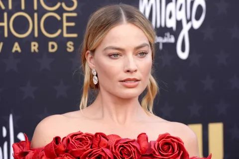 Margot Robbie en los Critics Choice Awards : ¿Cuál es la Barbie que homenajeó con su vestido de rosas? Margot Robbie en los Critics Choice Awards