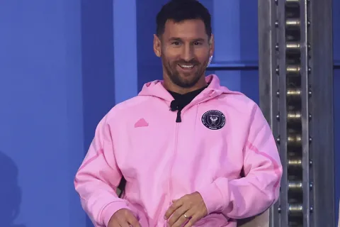 Lionel Messi habló en inglés y presentó la nueva camiseta del Inter Miami El momento en el que Lionel Messi habló en inglés y presentó la nueva camiseta del Inter Miami.