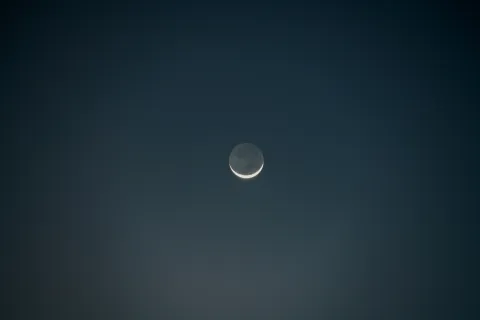 El ritual para potenciar tus deseos en la noche de Luna Nueva El ritual en la primera luna nueva del año es especialmente potente para manifestar lo que deseas.