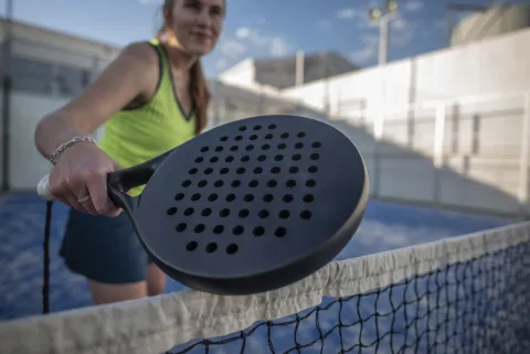 Pádel: 5 beneficios que tienen las mujeres al practicar este deporte Pádel: beneficios de este deporte para las mujeres.