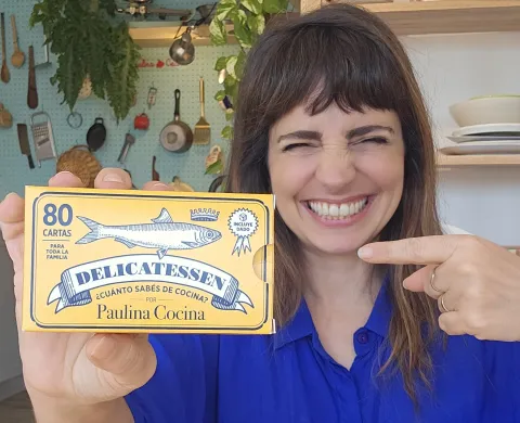 Paulina Cocina lanzó un juego para ver cuánto sabés de cocina: "No pierdo ni a las bolitas", bromea Paulina Paulina Cocina lanzó Delicatessen, un juego de preguntas y respuestas para toda la familia.