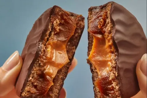 El alfajor con doble dulce de leche y sal que es furor en la Costa Atlántica Este es el alfajor de $1600 que es furor en la Costa.