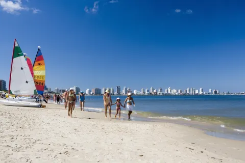 Las 6 playas más elegidas de Argentina, Chile y Uruguay: propuestas para disfrutarlas al máximo Punta del Este, Uruguay, uno de los destinos favoritos de playa.