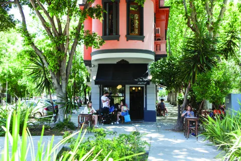 Los restaurantes más lindos de Buenos Aires para comer al aire libre resto-abre-horiz.jpg