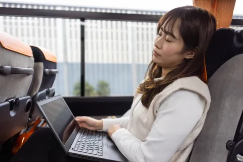 La siesta japonesa: qué es y cómo practicarla para ralentizar el envejecimiento Entre los beneficios del Inemuri ayuda a reducir el estrés, mejorar la concentración y la plasticidad del cerebro.