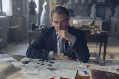 Basada en la historia real de Christian Dior y Coco Chanel, tenemos el primer avance de The New Look AppleTv+ compartió el primer avance de The New Look.