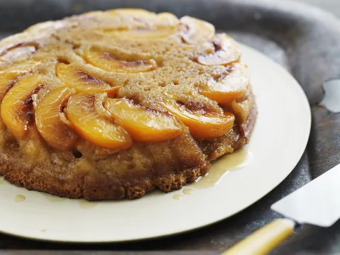 La receta de Jimena Monteverde para la mejor torta matera con duraznos Torta matera de duraznos, una receta de Jimena Monteverde.