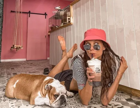 Valentina Salezzi, la influencer que enseña a preparar café frío Valentina Salezzi prepara el mejor café frío.