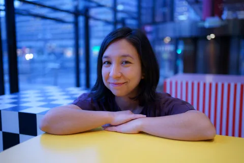 El hechizo del verano es el nuevo libro de Virginia Higa en donde habla sobre su vida en Estocolmo Virginia Higa, autora de Los sorrentinos y El hechizo del verano