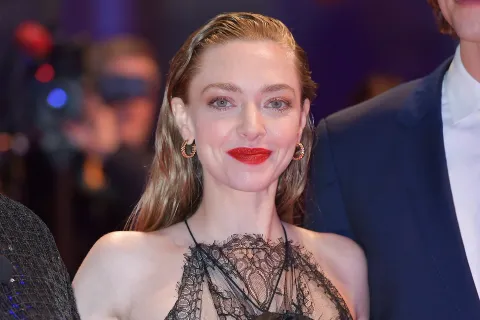 Amanda Seyfried deslumbró con un vestido de Givenchy en el Festival de Cine de Berlín Amanda Seyfried en la alfombra roja de Seven Veils, en Berlín.
