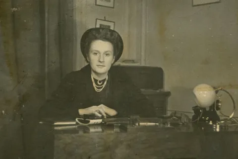 Quién fue Catherine Dior, la hermana menor del diseñador de alta costura que luchó contra los nazis Catherine, la verdadera Miss Dior que en The New Look es interpretada por Maisie Williams.