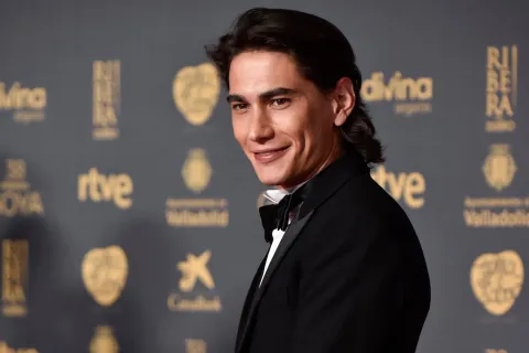 Enzo Vogrincic eligió un traje a medida para su primera alfombra roja en los Premios Goya 2024 Enzo Vogrincic en la alfombra roja de los Premios Goya.