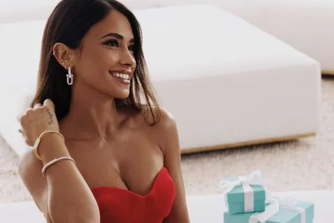 Antonela Roccuzzo impactó con un vestido al rojo vivo Antonela Roccuzzo se llevó todas las miradas con su estilismo al rojo vivo