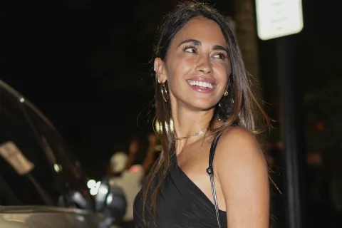 Anto Roccuzzo paralizó a sus seguidores con su increíble little black dress El look total black de Antonela Roccuzzo en una salida de chicas.