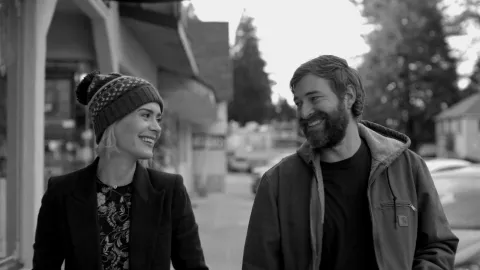 6 películas de 90 minutos que están en Netflix y que son ideales para este finde XXL Sarah Paulson y Mark Duplass protagonizan Blue Jay.