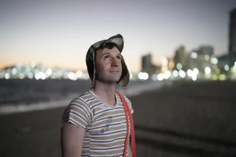 Pablo Cruz Guerrero como El chavo del 8 en la serie de Max sobre Roberto Gómez Bolaños.