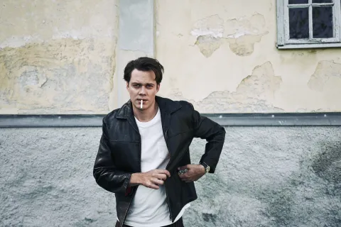 Están ocultas en Netflix y son 6 series ideales para maratonear este domingo Bill Skarsgård protagoniza Clark, serie de Netflix que te recomendamos.
