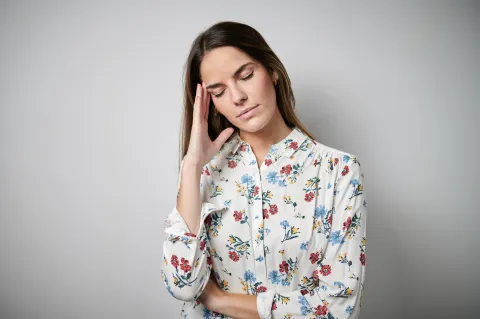 Qué es un aneurisma cerebral, cuáles son los síntomas y su tratamiento Uno de los síntomas del aneurisma es el fuerte dolor de cabeza.