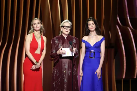 Se entragaron los SAG Awards 2024 y estos fueron los 10 momentos más emotivos de la ceremonia Emily Blunt, Meryl Streep y Anne Hathaway en los SAG Awards 2024.