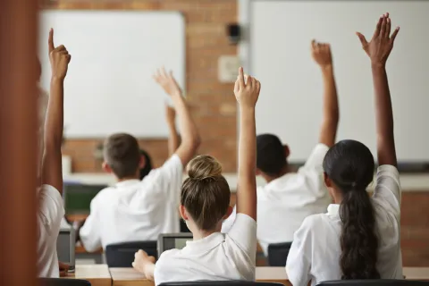 Ayuda escolar 2024: quiénes pueden solicitarla y cómo descargar el formulario Podrán solicitar la Ayuda Escolar las familias que reciben una Asignación Familiar o Universal.