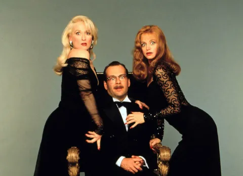 7 películas clásicas del cine de los 90 que están en HBO Max y son ideales para maratonear Meryl Streep, Bruce Willis y Goldie Hawn en La muerte le sienta bien.