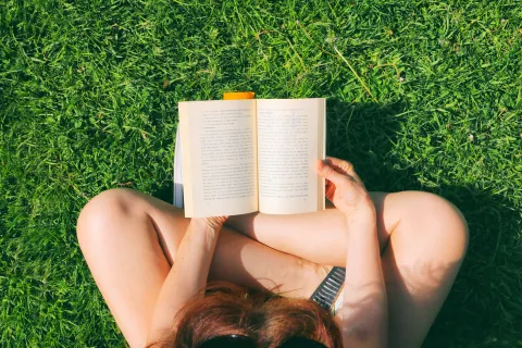 Estos 5 libros pueden ayudarte a aliviar el estrés y aprender a bajar un cambio 5 libros que te pueden ayudar a bajar un cambio y manejar el estrés.
