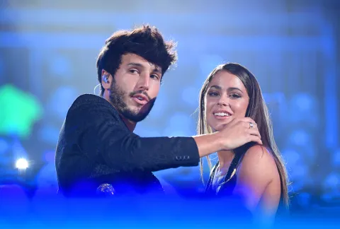 La polémica declaración de Sebastián Yatra sobre la infidelidad y la dura respuesta de Tini Stoessel Sebastián Yatra junto a Tini Stoessel en 2019, durante los Premios Juventud.