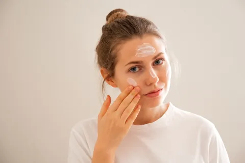 Conocida como la vitamina pro age, esto es lo que tenés que saber sobre la niacinamida Qué tenés que saber sobre la niacinamida, la vitamina proage estrella de la cosmética natural.