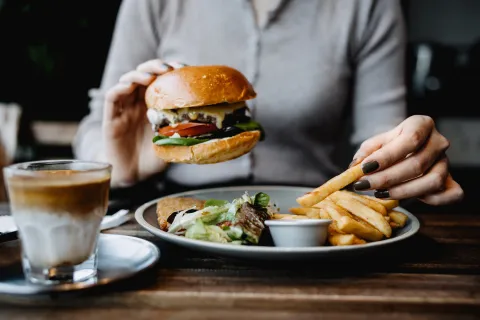 Con promociones desde 6.000 pesos: qué restaurantes se suman a la Noche de las Hamburguesas La Noche de las Hamburguesas será este 22 de febrero en Vicente López.