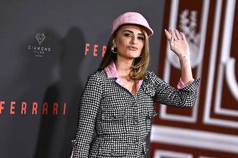 Penélope Cruz reinventa a Chanel con un sorprendente accesorio en la premiere de Ferrari Penélope Cruz impone tendencia en la premiere de Ferrari.