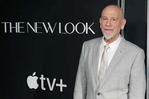 A quién interpreta John Malkovich en la nueva serie The New Look John Malkovich es uno de los protagonista de The New Look.