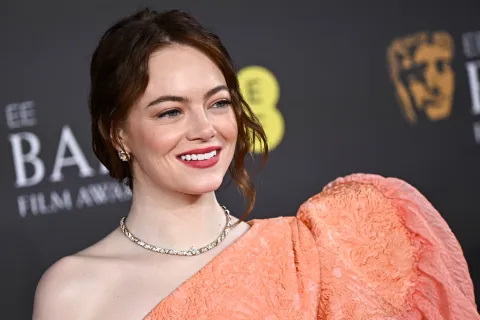 El vestido de Emma Stone para los BAFTA 2024 que llevó 450 horas de trabajo Emma Stone en la entrega de los Premios BAFTA 2024.