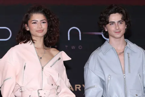 Timothée Chalamet y Zendaya llegaron vestidos iguales a la red carpet de Dune 2 Timothée Chalamet y Zendaya impusieron el estilo motoquero con un look que dio que hablar