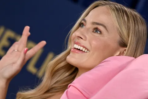 Cómo son las uñas jelly, el nail art que Margot Robbie impuso en su último look de la red carpet Margot Robbie en la alfombra roja de los SAG Awards 2024.