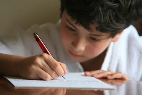 Por qué los expertos piden que se vuelva a enseñar a escribir en cursiva: cuáles son los beneficios Según los expertos aprender a escribir en cursiva tiene amplios beneficios.