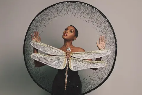 De Dua Lipa al vestido libélula de Janelle Monae: los looks de la preparty de los Grammys Los mejores looks de las fiestas previas a los Premios Grammy.