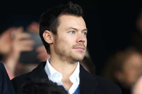Harry Styles impone el estilo grandpacore: de qué se trata Harry Styles presenció el último partido del Manchester United con un look que sorprendió a todos