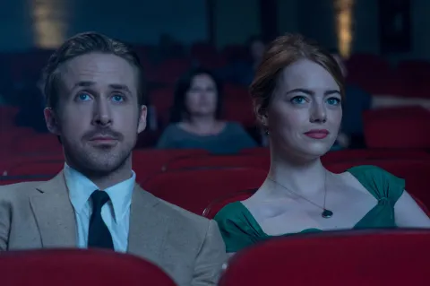 5 películas musicales disponibles en Star+ que son ideales si no te copa el género Ryan Gosling y Emma Stone en La la land.