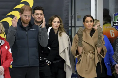 Las fotos del encuentro de Luisana Lopilato y Michael Bublé on el príncipe Harry y Meghan Markle Luisana Lopilato y Michael Bublé con el príncipe Harry y Meghan Markle en Canadá.