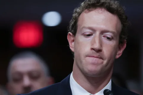 Mark Zuckerberg pidió disculpas a familias de víctimas de abuso infantil, pero fue increpado Mark Zuckerberg debió responder por acusaciones contra la seguridad de las redes sociales que lidera.