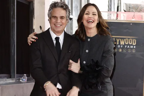 Reunión de Si tuviera 30: Mark Ruffalo y Jennifer Garner recrean el icónico baile en el Paseo de la Fama Mark Ruffalo y Jennifer Garner recrean el icónico baile de Si tuviera 30.