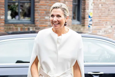 Las exclusivas sandalias que eligió Máxima para su visita a Colombia Para su gira por los Estados Unidos, la reina Máxima eligió una pulsera que se volvió viral por tener la forma del mapa de Argentina.